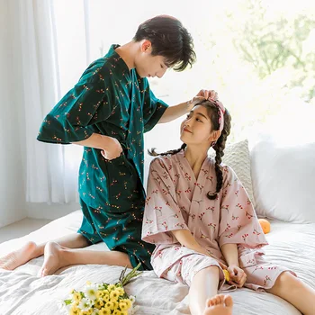 Vara 2021 Nou Cuplu Pijamale Kimono Japonez Subțire Acasă Haine pentru Bărbați și Femei V-Neck Floral Jumătate de Genunchi Lungime Set de Două piese